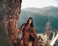 Lederstrumpf – Chingachgook (Pierre Massimi) hat das Indianer-Lager entdeckt, in dem die Töchter des Obersten festgehalten werden.