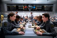 Ender's Game – Auf ihren Schultern liegt die Rettung der Menschheit: der blitzgescheite Außenseiter Ender (Asa Butterfield, r.) und Petra (Hailee Steinfeld, l.) ...