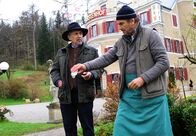 Sturm der Liebe – ARD STURM DER LIEBE FOLGE 1548 Uhr im ERSTEN. Julius (Michele Oliveri, l.) erwischt Hans (Ralph Schicha, r.) dabei, wie er eine Flasche Schnaps hinter einem Busch auskippt.