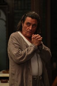 American Horror Story – 18 Menschen hat Leigh Emerson (Ian McShane) an Weihnachten getötet und er sieht sein Werk noch nicht als vollendet.