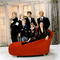 Die Nanny – Die Nanny (Fran Drescher, vorne r.) bringt das Leben von C.C. Babcock (Lauren Lane, l.), Maggie (Nicholle Tom, 2.v.l.), Brighton (Benjamin Salisbury, 3.v.l.), Maxwell (Charles Shaughnessy, hinten 2.v.r.), Niles (Daniel Davis, hinten r.) und Grace (Madeline Zima, vorne 2.v.r.) gewaltig durcheinander.