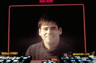 Die Truman Show – Seit 10.909 Tagen wird "Die Truman Show" live, 24 Stunden am Tag, in 120 Ländern ausgestrahlt, bis zu 1.7 Milliarden Zuschauer sehen Truman (Jim Carrey) täglich zu, wie er sein Leben lebt. Aber er weiß davon nichts!