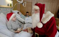 Frühling – Pfarrer Sonnleitner (Johannes Herrschmann, r.) besucht den schwerkranken Tim (Louis Veronik, l.), der Weihnachten in der Klinik verbringen muss.