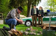Hubert ohne Staller – Förster Rappenglück (Peter Rappenglück, l.) will den umgestürzten Baum zu Riedls (Paul Sedlmeir, M.) und Rebeccas (Jeanne Gouraud, r.) Entsetzen gleich weiter verwenden.