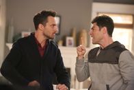 New Girl – Nick (Jake Johnson, l.) ist mehr als enttäuscht, als sein neuster Roman seinem Verleger nicht gefällt, während Schmidt (Max Greenfield, r.) auf dem Zahnfleisch geht, weil Ruth ihre Eltern einfach nicht schlafen lässt ...