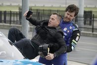 MacGyver – Travis (Greg Perrow, r.) gibt alles, um Jack (George Eads, l.) aus seiner misslichen Lage zu befreien ...