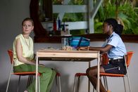 Death in Paradise – Ariel Fanshaw (Leo Hatton, l.) ist ebenfalls Patientin in der Rehaklinik. Sie hat einen interessanten Hinweis für Sergeant Thomas (Shantol Jackson, r.).