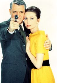 Charade – In höchster Gefahr: Der Profidieb Peter Joshua (Cary Grant) und die hilflose Regina (Audrey Hepburn).