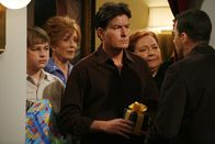 Two and a Half Men – Melissa arrangiert eine Geburtstagsparty für Alan (Jon Cryer, r.), zu der sein Bruder Charlie (Charlie Sheen, M.), seine Mutter Evelyn (Holland Taylor, 2.v.l.), sein Sohn Jake (Angus T. Jones, l.) und Charlies Haushälterin Berta (Conchata Ferrell, 2.v.r.) nur widerwillig kommen ...