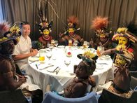 Verrückt nach Meer – Kapitän Robert Fronenbroek und Kreuzfahrtdirektorin Manuela Bzdega laden Abgesandte eines Ureinwohnerstamms aus Papua Neuguinea zum Essen auf die "Grand Lady" ein.