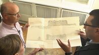 SMS - Schwanke meets Science – Karsten Schwanke (links) mit den Bauforschern Ulrike Siegel und Ibrahim Salman in der Bibliothek der Orientabteilung des Deutschen Archäologischen Instituts (DAI). Sie ist zuständig für die Erforschung der Kulturschätze im Vorderen Orient.