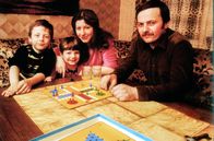 Nach einer wahren Geschichte – 1979 gelang es der ostdeutschen Familie Wetzel, an Bord eines Heißluftballons aus der DDR zu fliehen. Die Verwendung des sendungsbezogenen Materials ist nur mit dem Hinweis und Verlinkung auf TVNOW gestattet.