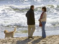 Mankells Wallander – ARD MANKELLS WALLANDER - EIN TOTER AUS AFRIKA (afrikanen), Schweden/Deutschland 2005, Regie Stephan Apelgren Uhr im Ersten. Strandbekanntschaft: Wallander (Krister Henriksson) sucht Entspannung am Meer.