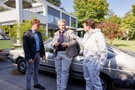 Die Rosenheim-Cops – Auf dem Weg zum Opfer treffen die Kommissare Bach (Patrick Kalupa, l.) und Stadler (Dieter Fischer, M.) auf Alois Kammermayr (Tommy Schwimmer, r.), den Kollegen der Spurensicherung, der sich bereits einen ersten Eindruck vom Tatort verschafft hat.