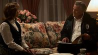 Hysteria! – Tracy (Anna Camp) glaubt, in Chief Dandridge (Bruce Campbell) endlich einen Verbündeten im Kampf gegen das Böse zu haben. Doch ehe sie sich versieht, muss sie selbst unbequeme Fragen beantworten.
