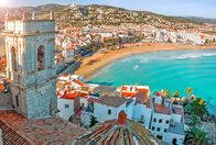 Abenteuer Spanien – View of the sea from a height of Pope Luna's Castle. Valencia, Spain. Peniscola. Castell. The medieval castle of the Knights Templar on the beach. Beautiful view of the sea and the bay.