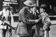 Die irische Revolution – Während der irischen Unabhängigkeitsbestrebungen: Ein britischer Offizier durchsucht einen Zivilisten in Dublin nach Waffen.
