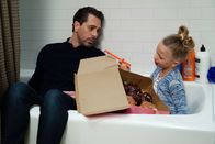 Life in Pieces – Life in Pieces Staffel 1 Folge 22 Süsse Spionin: Thomas Sadoski als Matt, Giselle Eisenberg als Sophia Hughes