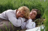 Maurice – Während ihres Studiums in Cambridge verlieben sich Maurice (James Wilby, li.) und sein gleichaltriger Kommilitone Clive (Hugh Grant, re.) ineinander. Doch die Liebe der zwei Männer wird in der viktorianischen Gesellschaft als Sittenwidrigkeit geahndet.