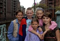 Die Pfefferkörner – . . ARD/NDR - DIE PFEFFERKÖRNER, V. Staffel, Allgemeines Motiv. Ab dem 15. März erwarten die jungen Zuschauer 13 neue Folgen der Produktion von Studio Hamburg unter Federführung des NDR. Die fünfte Staffel "Die Pfefferkörner" ist ein Neuanfang, denn mit Yeliz (Mira Lieb), Lilly (Laura Fährenz), Karol (Moritz Glaser), Laurenz (Tim Tiedemann) und seiner kleinen Schwester Marie (Nina Flynn) nimmt ein neues Kinder-Team die Ermittlungen auf, um Diebe, Umweltsünder, Betrüger, Hehler, Drogenschmuggler oder andere dubiose Zeitgenossen aufzuspüren und der Polizei zu übergeben.