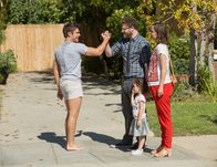 Bad Neighbors 2 – Die ehemaligen Feinde Teddy (Zac Efron, l.), Mac (Seth Rogen, M.), Stella (Elise Vergas, Zoey Vergas, 2.v.r.) und Kelly (Rose Byrne, r.) verbünden sich, um die neue Schwesternschaft im Nachbarhaus zu vergraulen ...