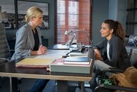 SOKO Leipzig – Kim Nowak (Amy Mußul, r.) bewirbt sich bei SOKO-Chefin Ina Zimmermann (Melanie Marschke, l.) auf die vakante Stelle.