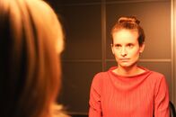 SOKO Stuttgart – Martina Seiffert (Astrid M. Fünderich, l.) vernimmt Anna Kohlmeyer (Lea Draeger, r.) zu ihrer Beziehung mit dem Toten. Laut ihrer Aussage haben die beiden sich geliebt und waren glücklich.