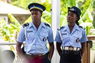 Death in Paradise – Neben der Ermittlung beschäftigt Sergeant Thomas (Shantol Jackson) noch etwas. Marlon (Tahj Miles) scheint ihr etwas zu verheimlichen. Doch warum?