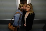 In aller Freundschaft – Der große Tag ist gekommen. Die Volldigitalisierung der Sachenklinik ist vollbracht, das Programm von Felix Sonntag (Jochen Matschke) läuft tadellos. Als Felix Sarah Marquardt (Alexa Maria Surholt) im Fahrstuhl einen Kuss gibt, ist das Sarah unangenehm. Sie möchte nicht, dass irgendwer in der Klinik von ihrer Affäre Wind bekommt.