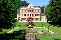 Sturm der Liebe – Der Fürstenhof, ein fiktives oberbayerisches Luxushotel, ist Schauplatz der erfolgreichsten Telenovela im deutschen Fernsehen. Bild: Der Fürstenhof im Sommer.
