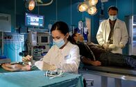 In aller Freundschaft – Lilly Phan (Mai Duong Kieu, li.) den Unterarm, um ihn zu replantieren.