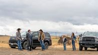Yellowstone – L-R; Mo Brings Plenty (Mo Brings Plenty), Thomas Rainwater (Gil Birmingham), Kayce Dutton (Luke Grimes), Tate Dutton (Brecken Merrill) und Monica Dutton (Kelsey Asbille)