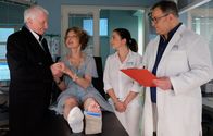In aller Freundschaft – Werner Lemke (Nikol Voigtländer, li.) und seine Frau Victoria (Kathrin Ackermann, 2.v.li.) besitzen eine Tanzschule, sind seit fast 50 Jahre verheiratet und immer noch ist es die große Liebe. Nun hat sich Victoria das Sprunggelenk gebrochen und muss operiert werden. Oberschwester Arzu (Arzu Bazman, 2.v.re.) und Hans-Peter Brenner (Michael Trischan, re.) sind ganz beeindruckt von dem liebevollen Umgang der beiden.