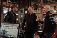 Last Man Standing – Von dem neuen Freund seiner Tochter Mandy, dem High School Quarterback Greg (Bryce Durfee, l.), ist Mike (Tim Allen, M.) so begeistert, dass er ihm kurzerhand einen Job bei Outdoor Man anbietet. Ed (Hector Elizondo, r.) ist damit zunächst einverstanden