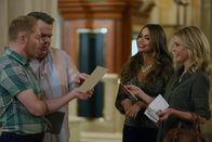 Modern Family – V.l.: Mitchell Pritchett (Jesse Tyler Ferguson), Cameron Tucker (Eric Stonestreet), Gloria Delgado-Pritchett (Sofía Vergara), Claire Dunphy (Julie Bowen)