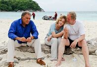 Das Traumhotel – Nach seiner Rettung erzählt Holger (Harald Krassnitzer) seiner Frau Susanne (Ann-Kathrin Kramer) und Markus (Christian Kohlund), wie es zu dem Unglück kommen konnte.