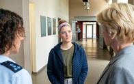 SOKO Stuttgart – Als in der Backstube von Jennifer Haber (Svenja Wasser, M.) der Leichnam ihres Vermieters aufgefunden wird, gerät sie unter dringenden Tatverdacht. Nachdem von der Bäckerin zunächst jede Spur fehlt, stellt sie sich selbst im Präsidium. Gesteht sie der Ersten Kriminalhauptkommissarin Martina Seiffert (Astrid M. Fünderich, r.) und Streifenpolizistin Sibylle Beyer (Bärbel Stolz, l.) die Tat?