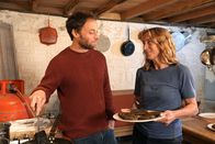 Zu Tisch ... – Zu Tisch Wales – Grossbritannien Owen und Becky brutzeln Algenburger Copyright: SRF/Frederik Klose-Gerlich