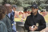 Navy CIS – Nick (Wilmer Valderrama, r.) befragt die Friedhofsangestellten, die einen grausigen Leichenfund beim Umbetten eines Grabes machen mussten. Was wissen sie?