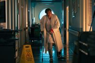 In aller Freundschaft – Der unbekannte Patient (David Simon) hat nach seiner OP heimlich sein Zimmer verlassen. Er kann sich an nichts erinnern und läuft ziellos durch die Sachsenklinik.