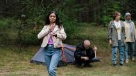 Almania – Sahra (Pegah Ferydoni) bereitet sich auf den Aufenthalt im Wald vor.