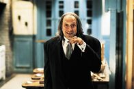 Scary Movie 2 – Dem undurchsichtige Butler Hanson (Chris Elliott) droht ein unfreiwilliges Schicksal: Er muss in die Fußstapfen von Hannibal Lecter treten ...