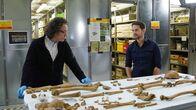 Deutschland in ... – Der Archäologe Dr. Jörg Orschiedt (l.) zeigt Mirko Drotschmann (r.) untersuchte Schädel und Knochen aus den Schachtgruben des Heiligtums in Pömmelte.