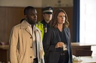 Cheat - Der Betrug – Detective Inspector Bould (Justine Mitchell, re.) und ihr Kollege Hammond (Jimmy Akingbola, li.) ermitteln.