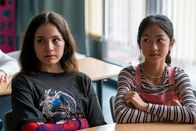 ECHT – Leyla (Aleyna Ku?, l.) und Alicia (Nhung Bao Ngoc Le, r.) planen in einem Cliquen-Zimmer auf der Klassenfahrt zu übernachten. Wer soll alles dabei sein?