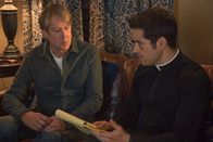 The Exorcist – Henry (Alan Ruck, l.) beichtet Pater Tomas (Alfonso Herrera, r.), dass er seit seinem Unfall ständig eine Art Murmeln in seinem Kopf hört und seit einigen Tagen immer die gleiche Zahl hört. Doch was hat 162 zu bedeuten?