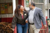 Bless This Mess – Constance (Pam Grier, l.); Pastor Paul (Geoffrey Owens, r.)