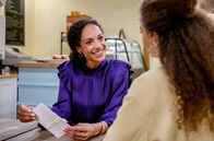 Sturm der Liebe – Nicole (Dionne Wudu, vorne) freut sch über die Hochzeitseinladung ihrer Tochter Ana (Soluna-Delta Kokol, hinten).; ARD STURM DER LIEBE FOLGE 4325 Uhr im ERSTEN. Nicole (Dionne Wudu, vorne) freut sch über die Hochzeitseinladung ihrer Tochter Ana (Soluna-Delta Kokol, hinten).