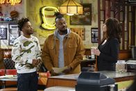 Superior Donuts – (v.l.n.r.) Franco (Jermaine Fowler); Marcus (Clayton Thomas); Randy (Katey Sagal)