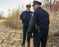 East New York – Captain Stan Yenko (Richard Kind, l.); Officer Marvin Sandeford (Ruben Santiago-Hudson, r.)